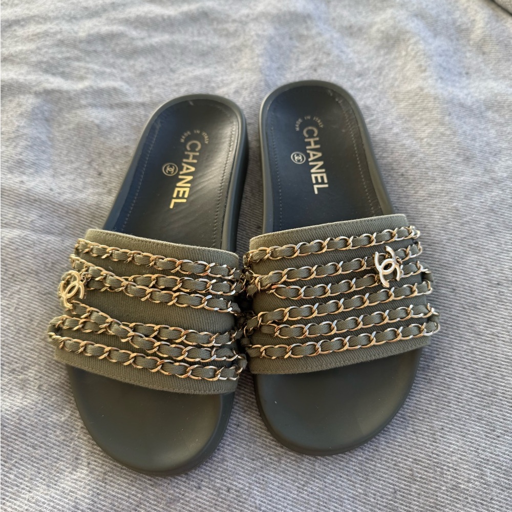 Chanel CC Chain Slide
 Size 37 EU / US 6.5 or 7 

Barely worn 
No box or tag